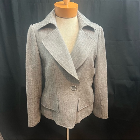 Jackets & Blazers - EUC - Gray modern 1 button Blazer - clean lines - fits like a size 12/14